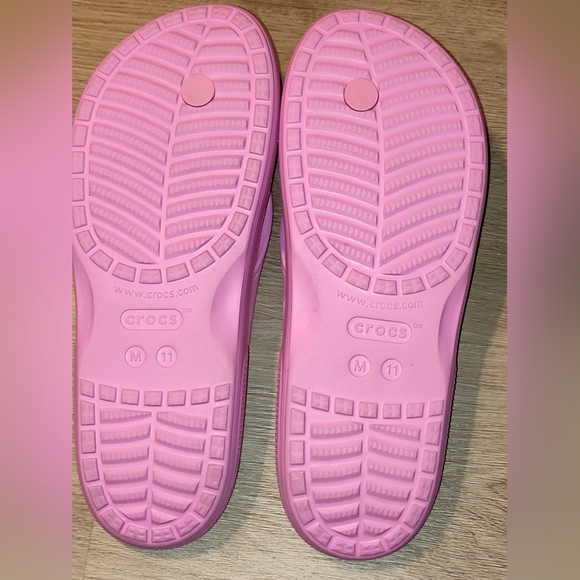 $22💥CROCS Katie Hot Pink Flip Flops Sz 11 - Picture 9 of 9